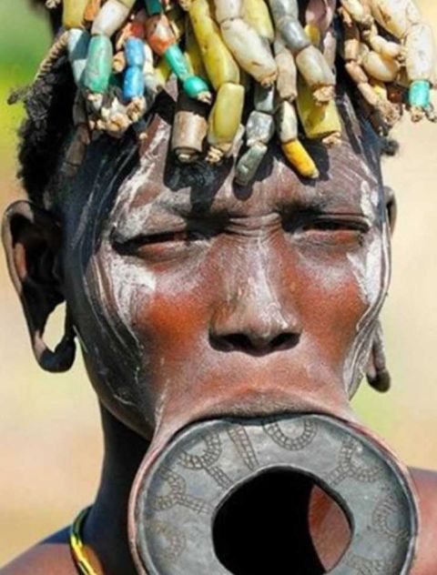 嘴大为美的落后民族,当地女人想尽办法让嘴巴变的更大