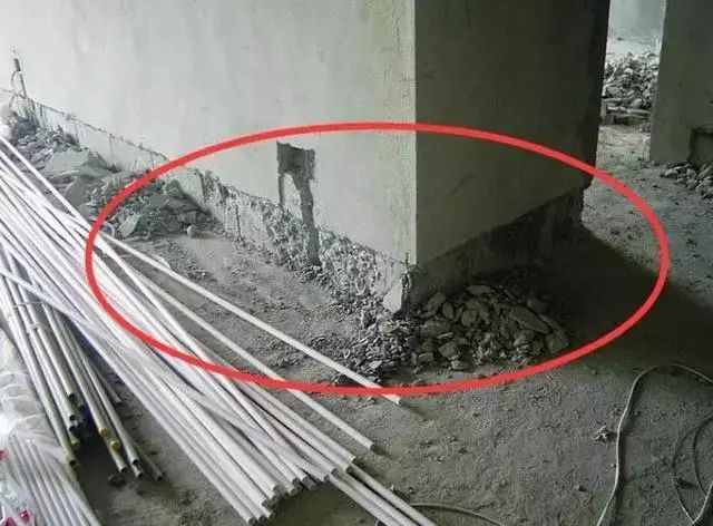 暗贴,就是要在墙角开槽,把踢脚线镶进去,让它与墙齐平.