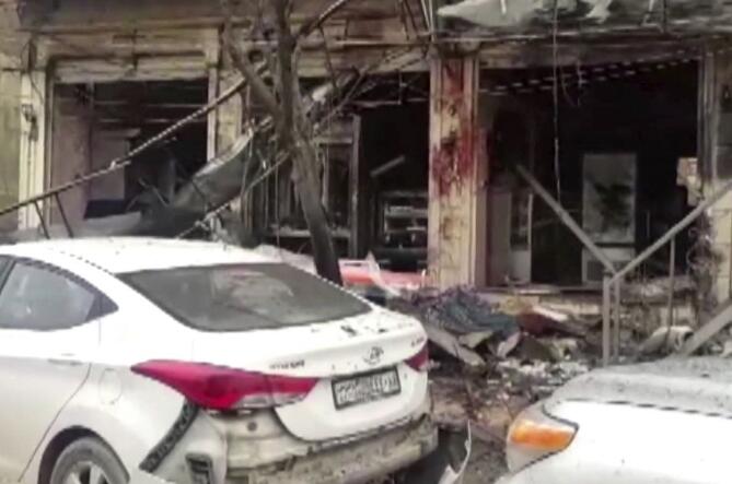 （叙利亚曼比季一家受损的餐厅 图片来源：《华尔街日报》）