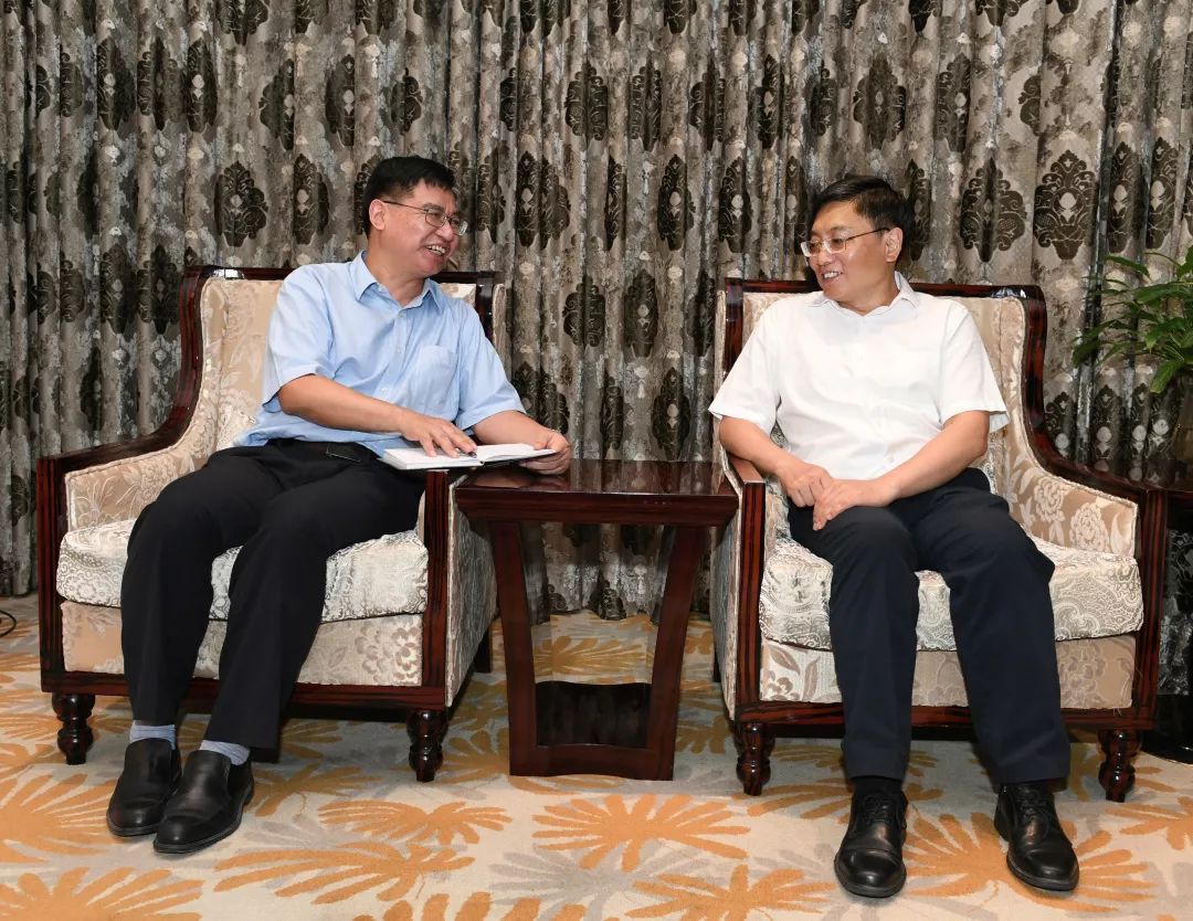 8月10日下午,江苏省委常委,南京市委书记张敬华到新华日报社调研,并与