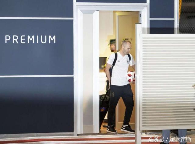 西班牙世界杯出局回国!伊涅斯塔抱足球不放 西