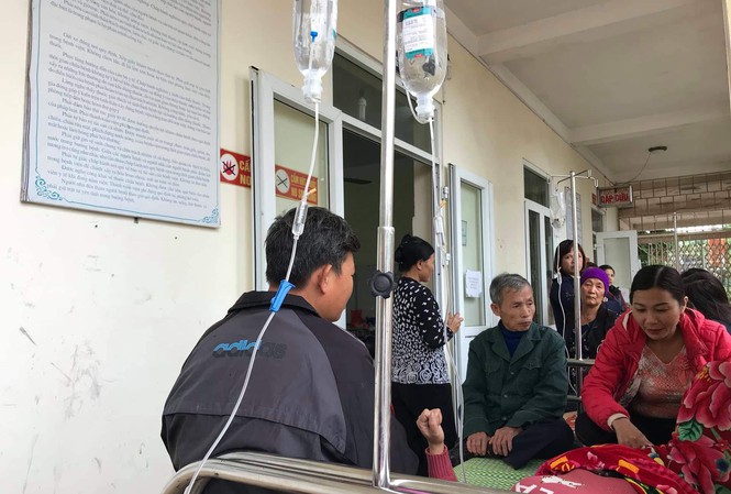 制鞋厂员工被送医 图自:越南“前锋报”