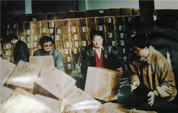 1983年,汪海带职工偷偷卖鞋,最先辈入市场