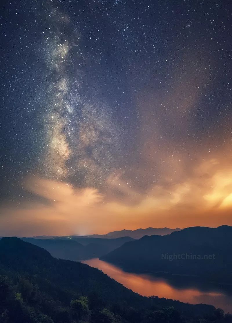 【夜空中国】夏夜宁静的山顶,银河悄然一倾而下,犹如南山湖水从天来.