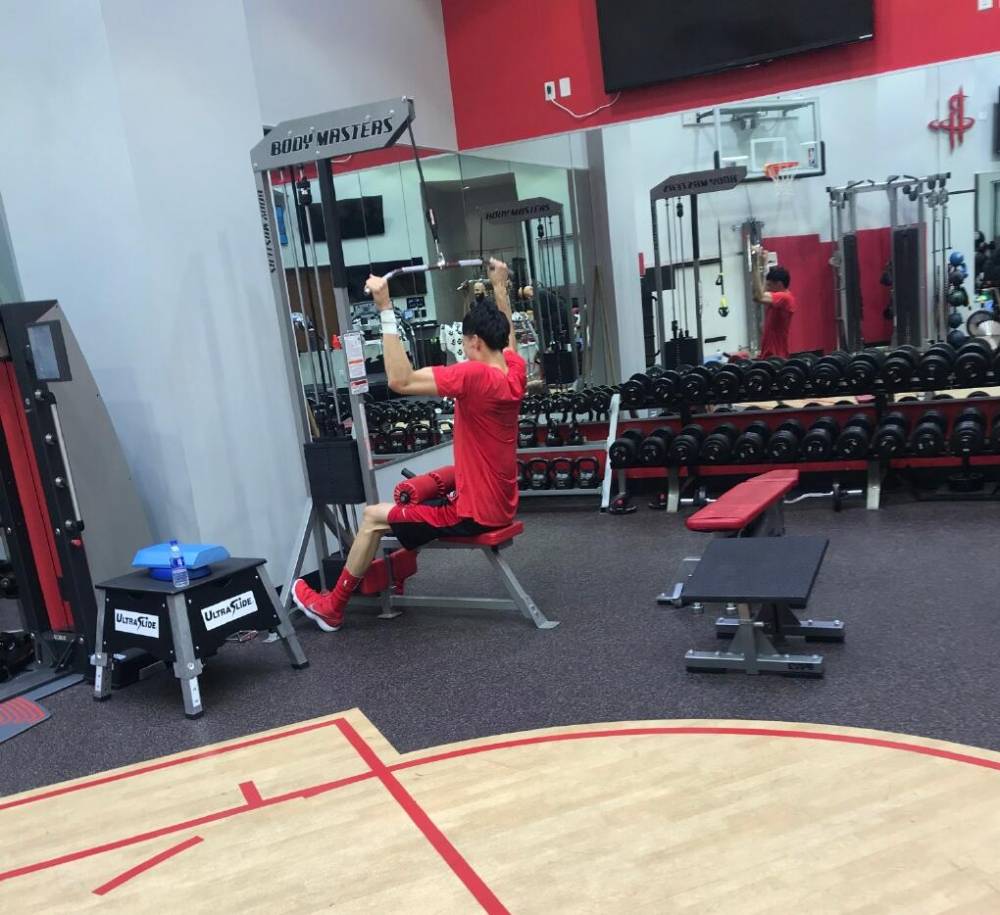 壮了!周琦工作室晒训练照:挥汗如雨