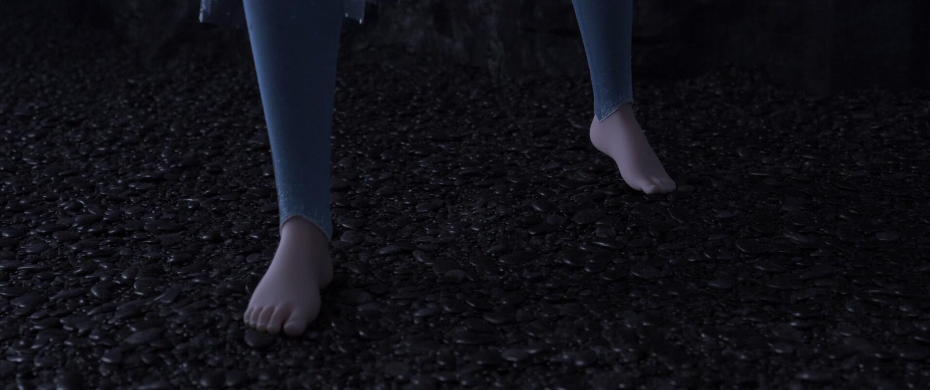 因为艾莎在第一部电影中从不赤脚,所以动画师们当时也没有给她脚趾,而