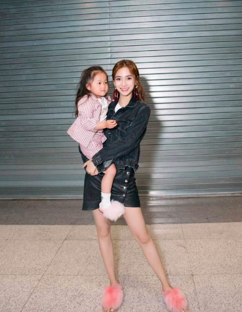 angelababy臂力惊人,一手抱一娃表情从容,女汉子名副其实 -娱乐频道