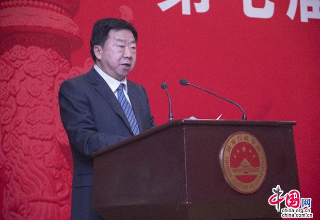中心党校(国家走政学院)常务副校(院)长何毅亭致辞。