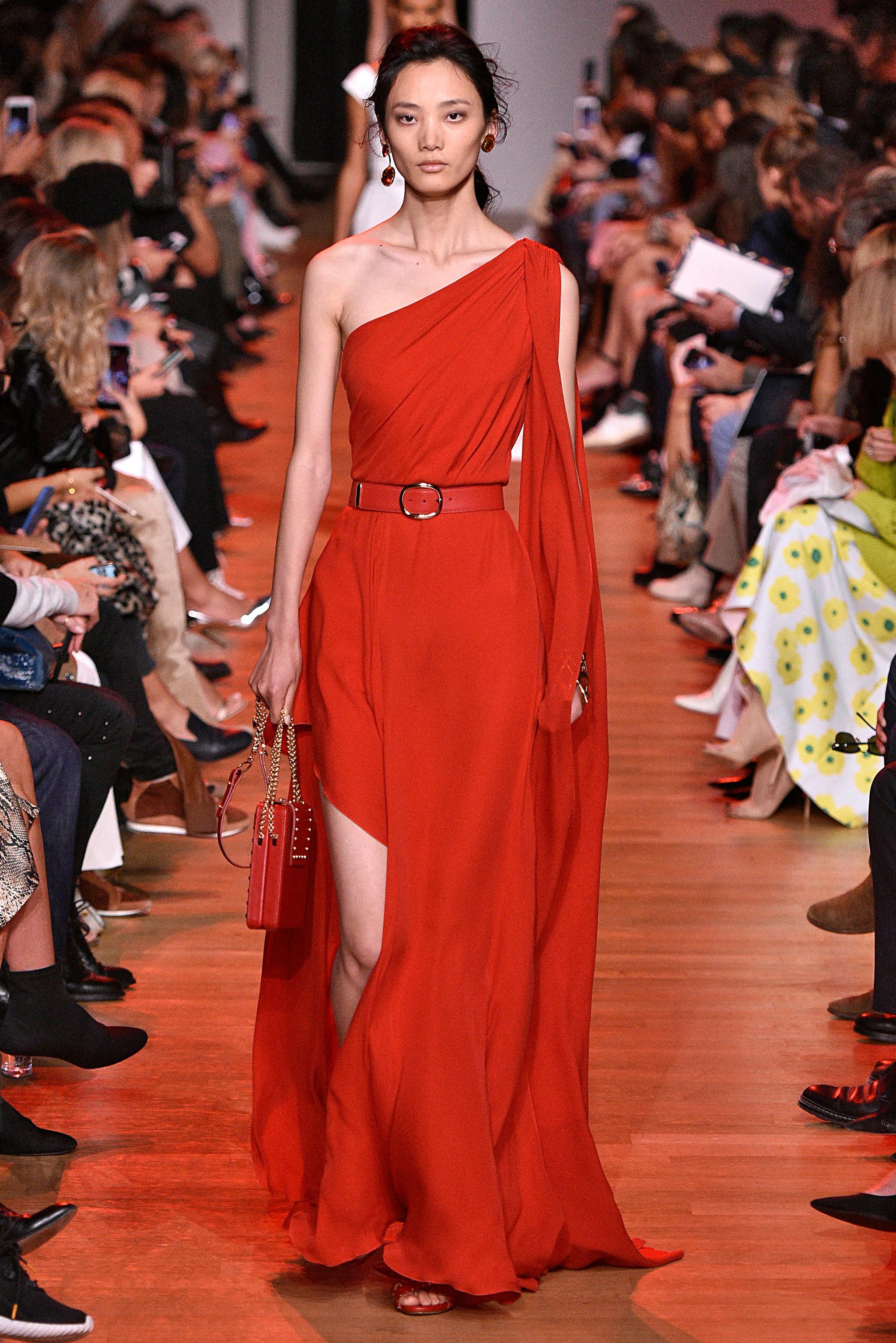 9月29日,在法国巴黎举行的时装周上,模特展示艾莉·萨博 (elie saab