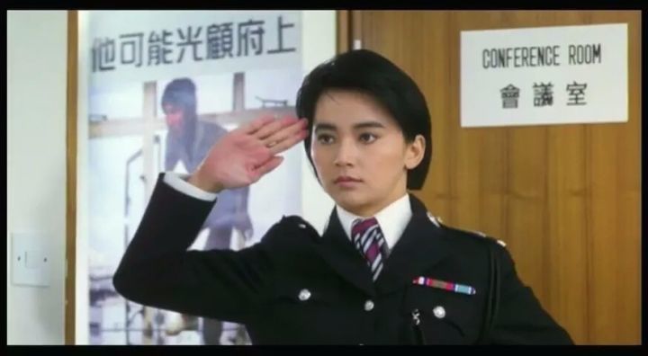 1985年的《福星高照》和《夏日福星》里,她饰演女警探霸王花.