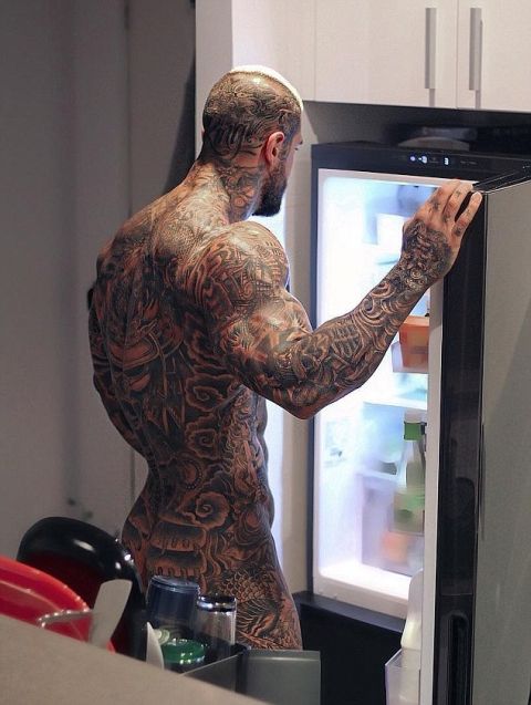 百万豪车,范思哲床单 澳洲健身男子秀全身纹身 晒奢侈生活引热议