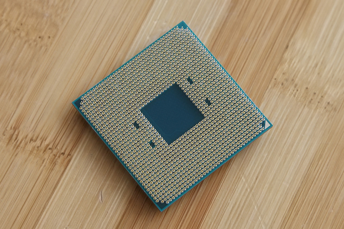 锐龙7 2700的背面,大家在安装cpu的时候一定要小心,不要弄弯针脚.