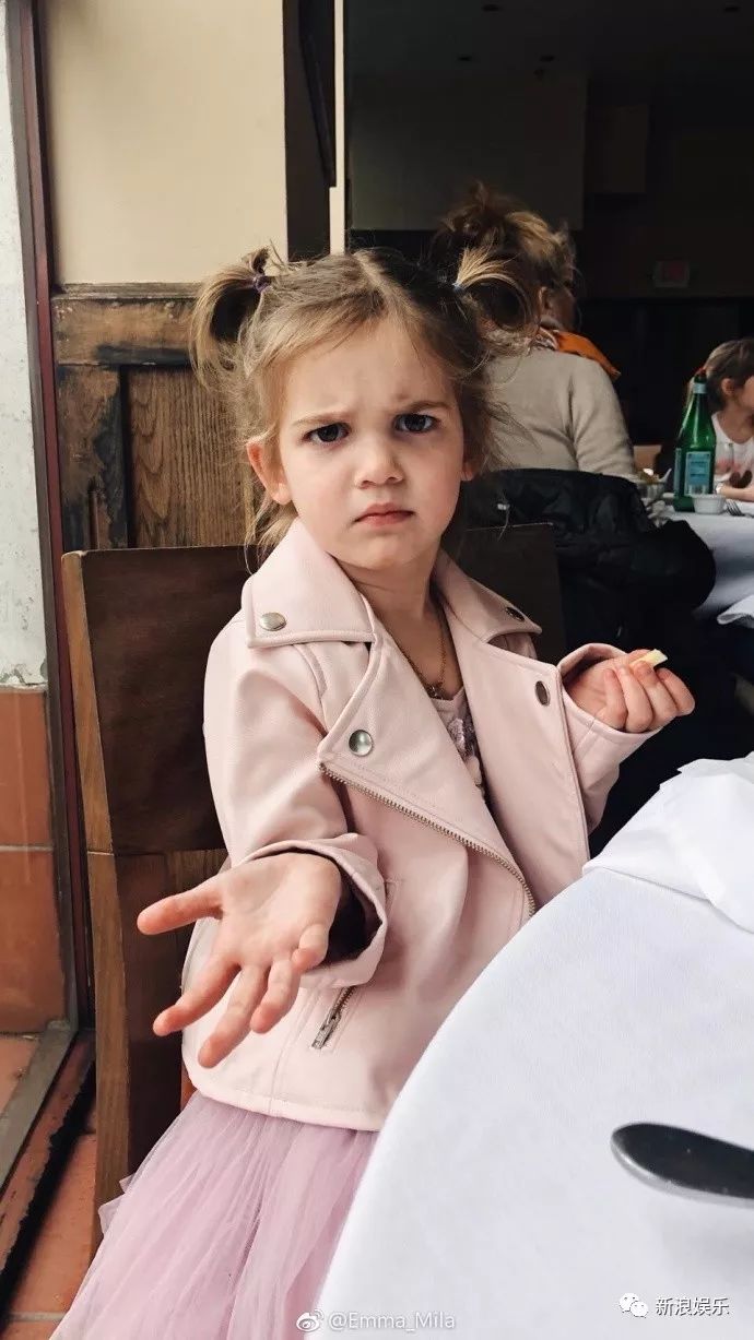 这位奶奶年轻时候一定是社会人