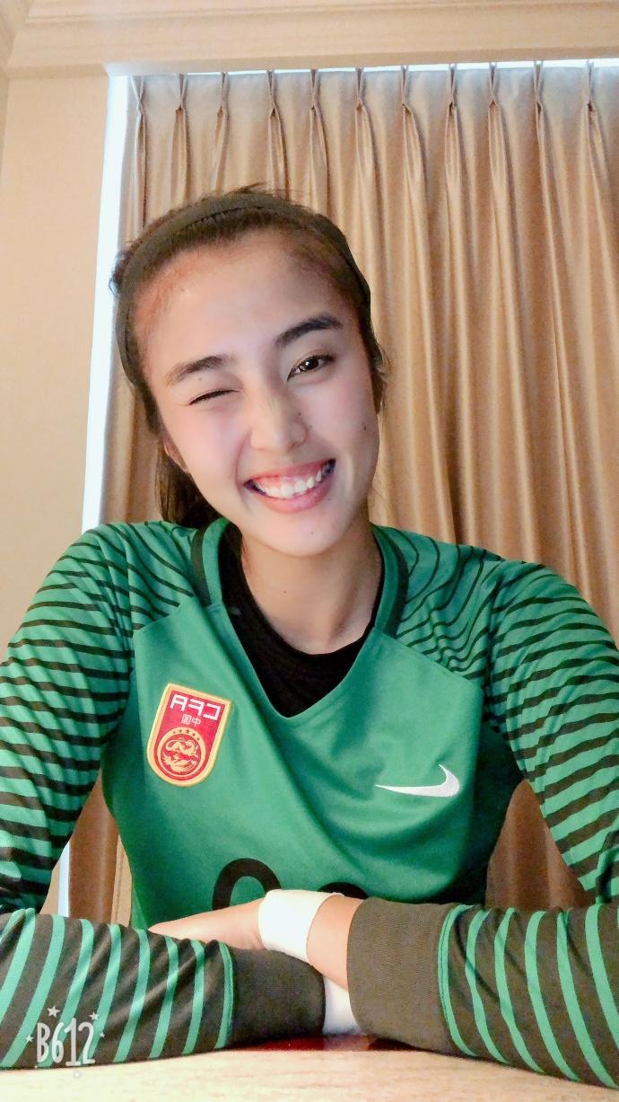 深夜卖萌自拍,赵丽娜:我人狠话不多