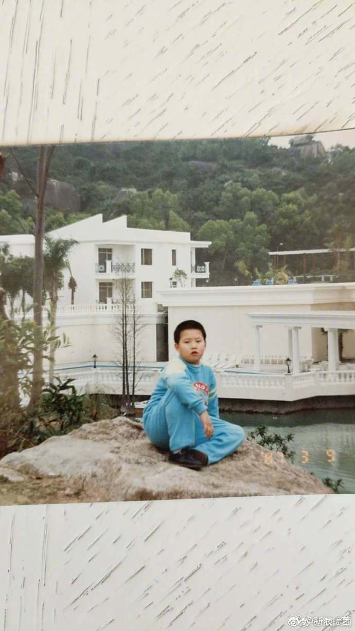 魏大勋晒童年照 时尚pose从未改变