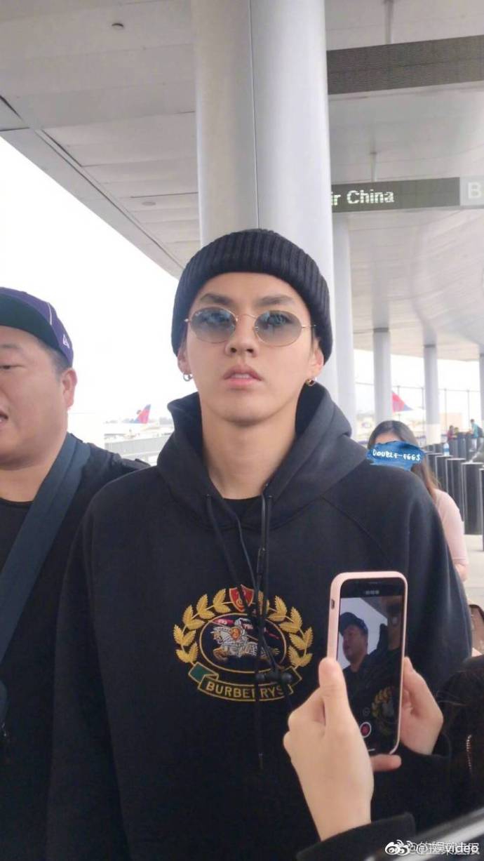 吴亦凡回国亮相机场 卫衣黑帽墨镜简单随性