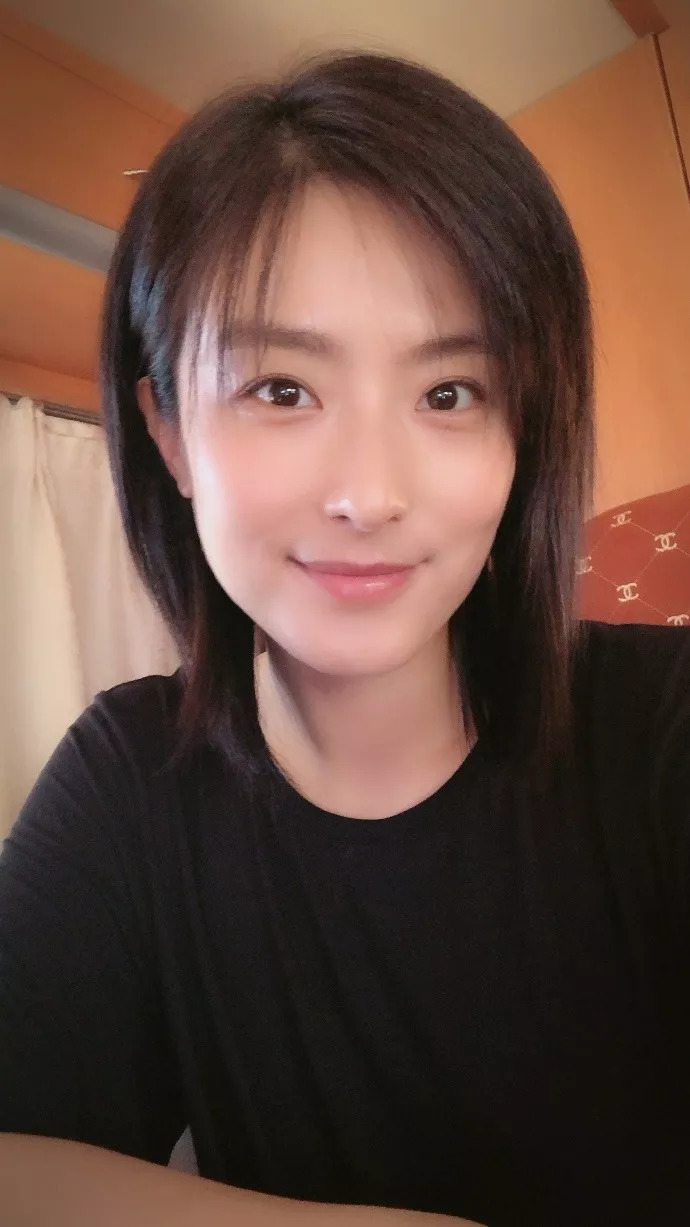 最近,她在微博上po出的素颜照,也是十分赏心悦目.