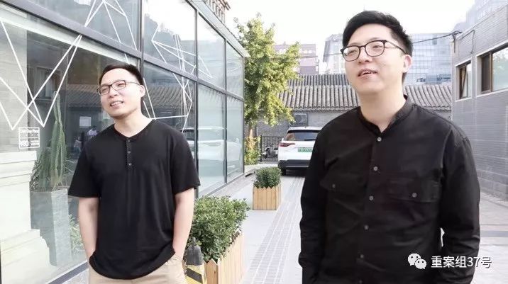 ▲郑斯方和他弟弟在王府井附近的胡同散步,目前他们都在北京定居。新京报记者 马玉佳 摄