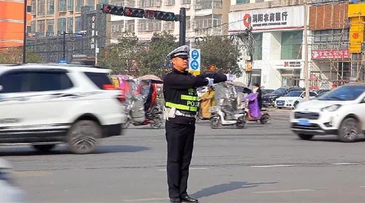 是县公安局交管大队城管一中队副中队长周峰,从警二十年,周峰始终丢不