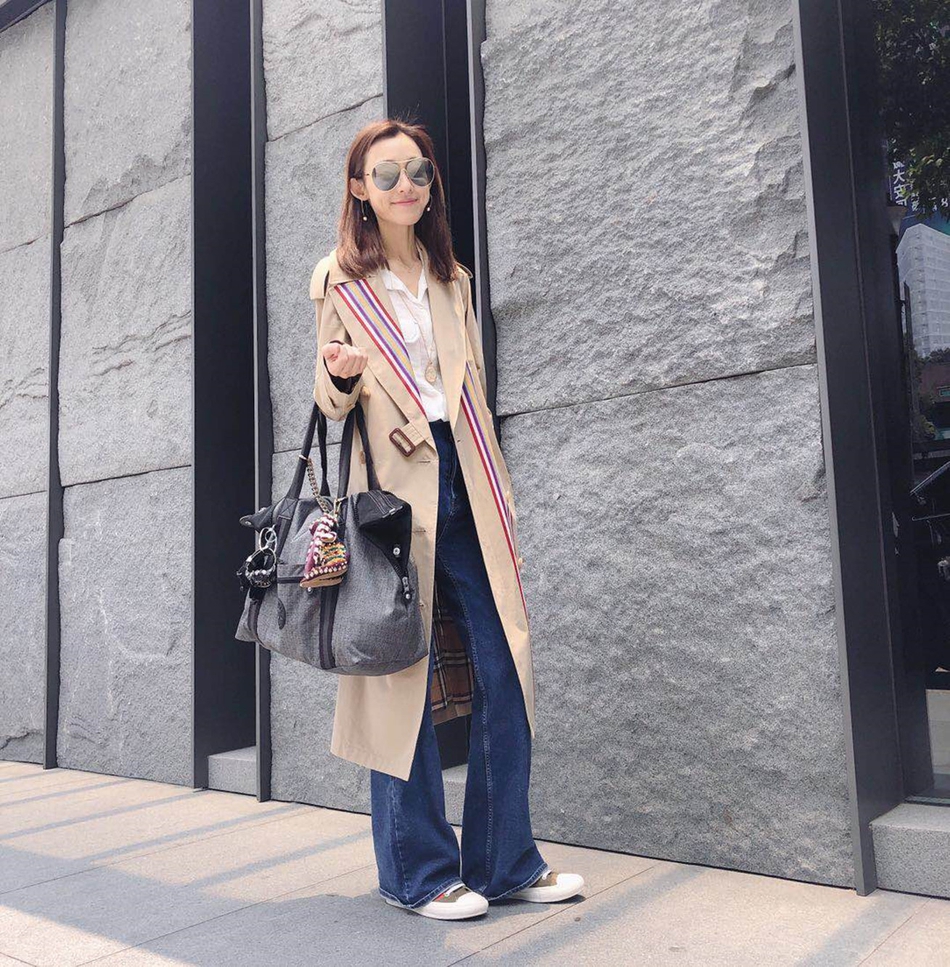 范玮琪风衣配阔腿牛仔裤街拍 慵懒时尚笑容灿烂