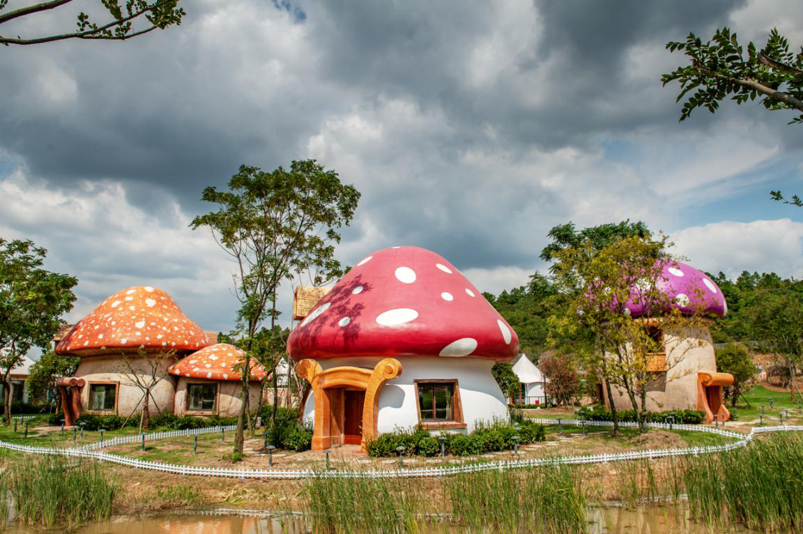 露宿基地中有营地房车,帐篷酒店,蘑菇屋和木屋别墅,不同的设计理念