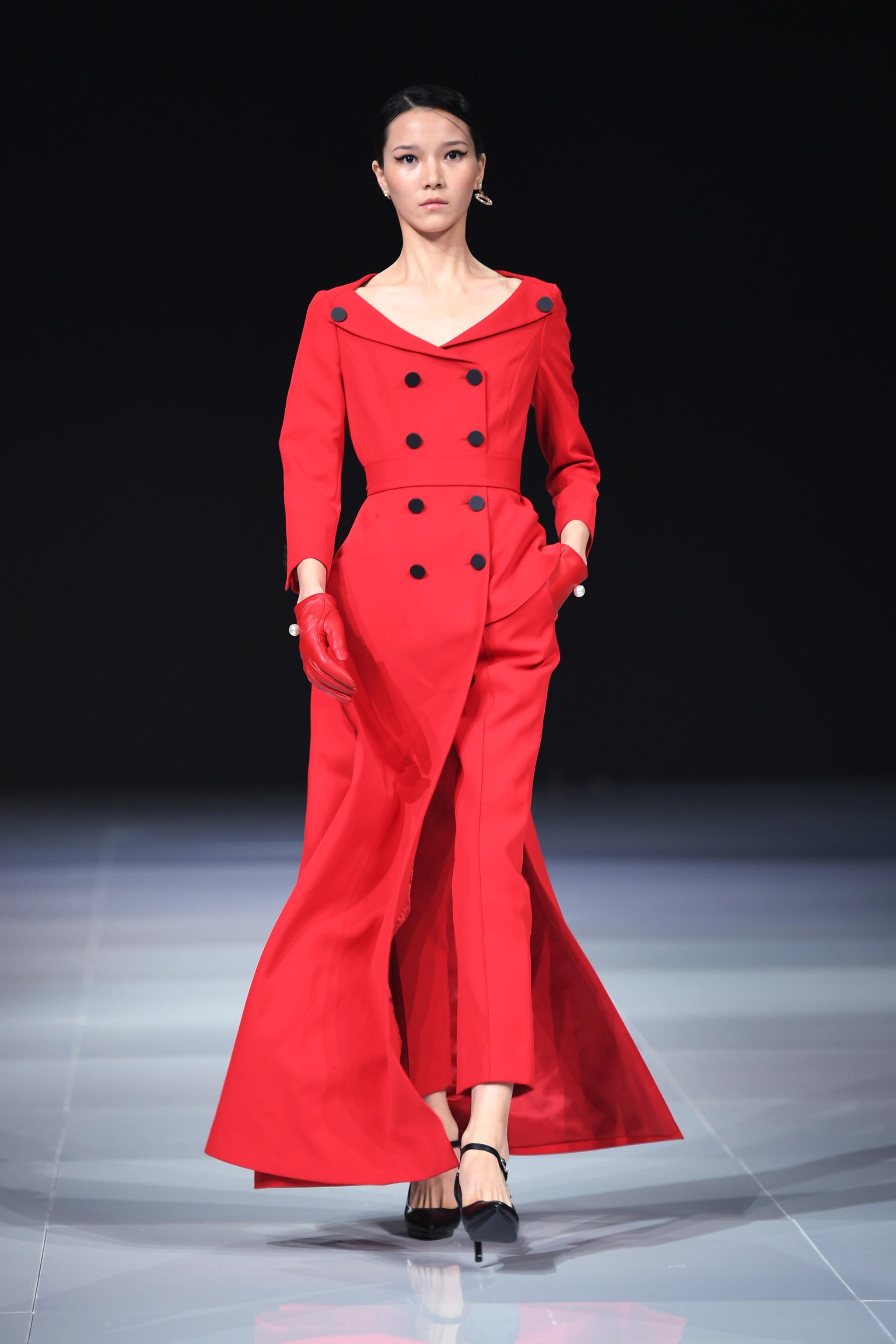 8月30日,模特在展示隆庆祥品牌私人定制时装.