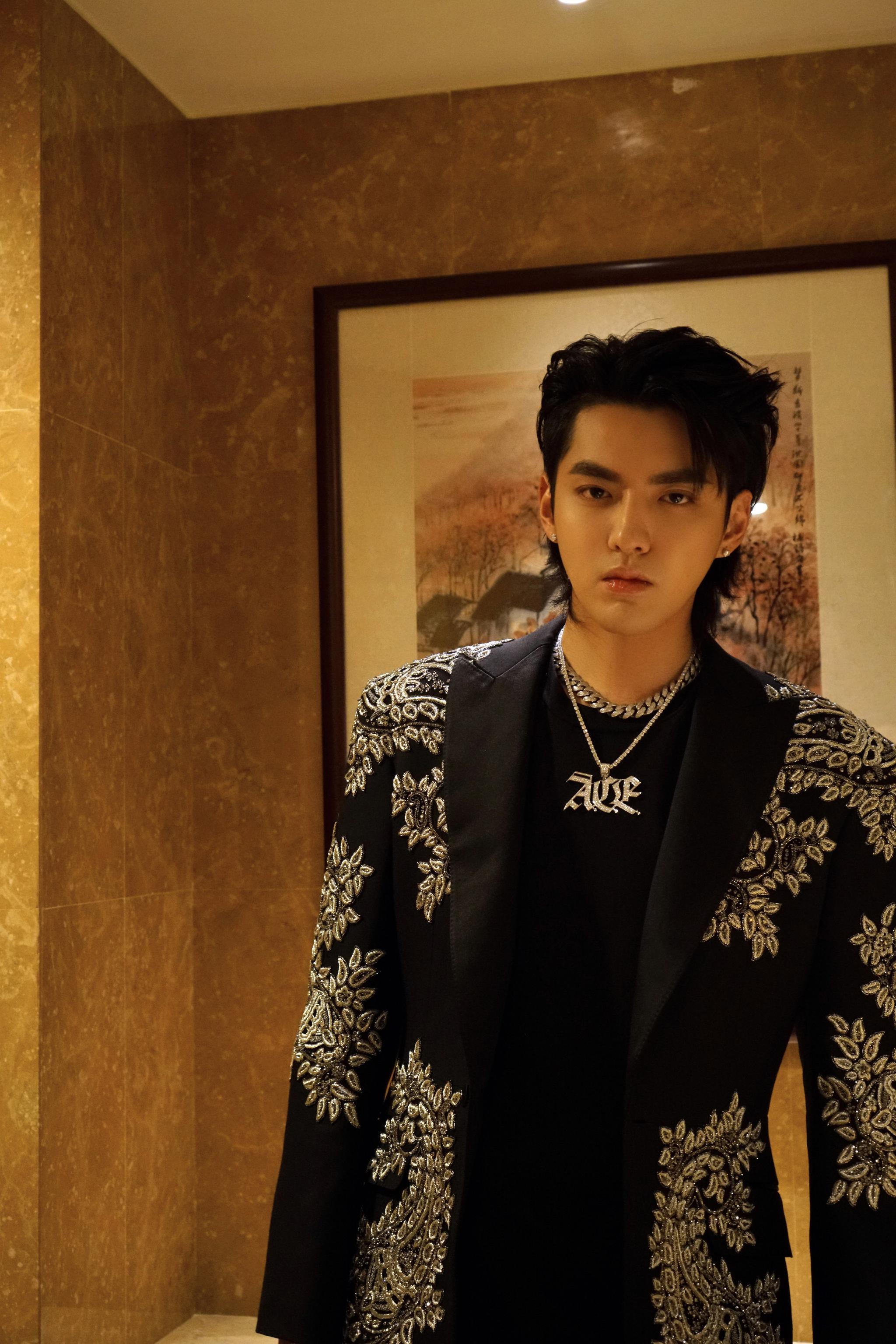 零食代言人活动……在不同的活动中,吴亦凡戴的这几条项链都是由"ace"