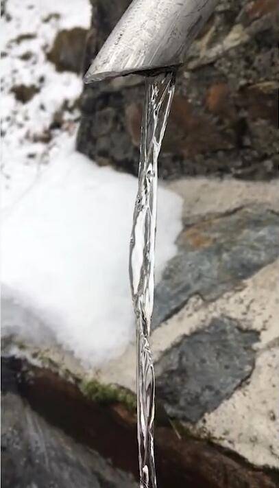 意摄影师拍摄层流现象 流水瞬间静止如冰柱