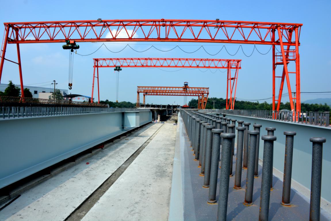 湖南长益扩容工程全线首座钢板组合桥梁顺利架通图