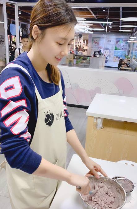 广东后卫孟铎和女友刘格婷今日领证结婚