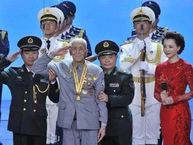 军礼图片:这些军礼 有没有戳中你的泪点(图)