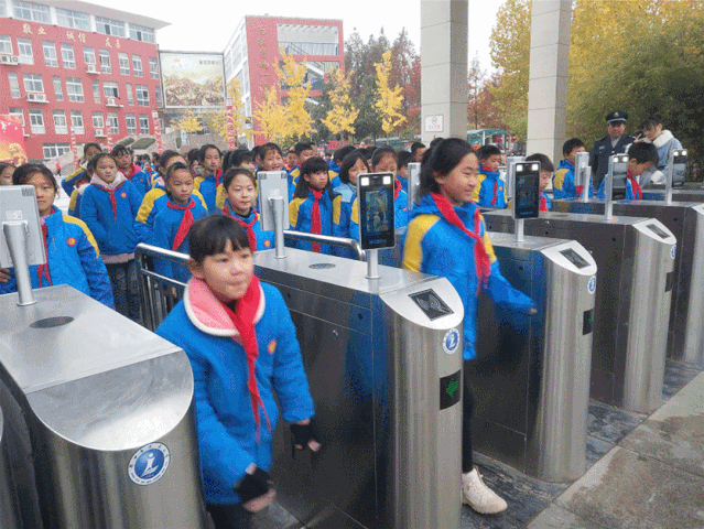 “刷脸”进校园？是真的！周口这所学校已经实现！很高级！|校门口|学生家长_新浪新闻