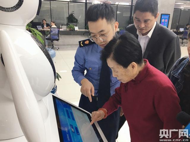 冯爱倩在操作智能注册机器人办证（央广网发 金华台供图）