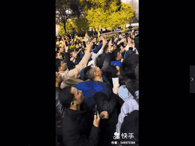 快手上，有人拍下沈巍被围观的盛况。 图 / 网络