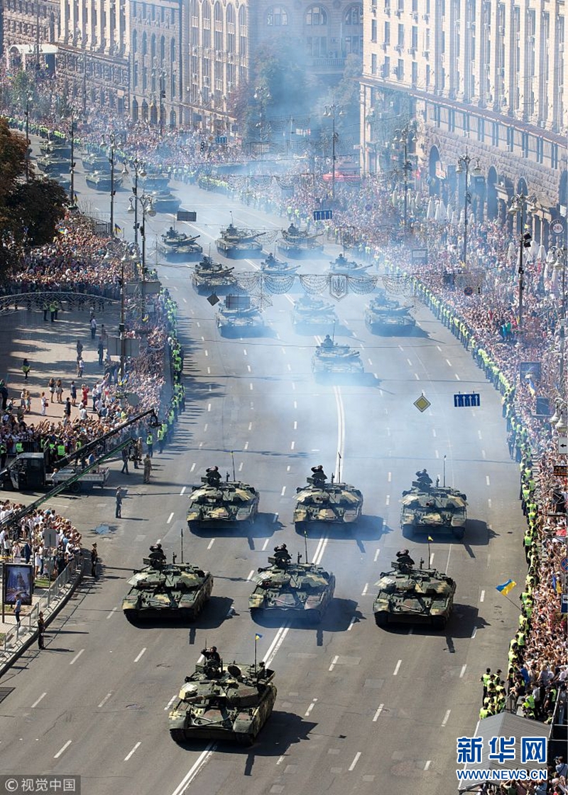 乌克兰举行独立日阅兵 女兵英姿飒爽