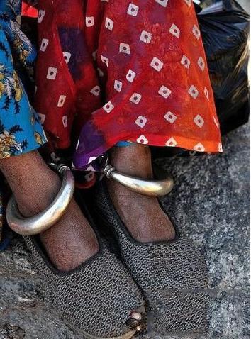 其实印度的"贞操锁"其实就是一副脚链子,戴上之后不能打开双腿,其实这