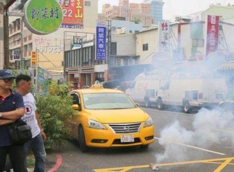韩国瑜一到场，出租车司机还燃放鞭炮热情欢迎。（图片来源：“中评社”）