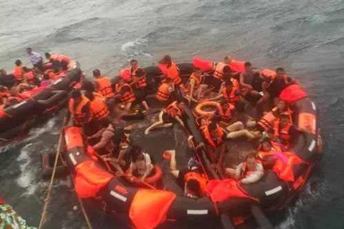 ▲7月5日，在泰国普吉府普吉岛附近海域，翻船事故中有游客被救起。（新华社）