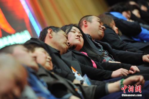 资料图：2014年3月21日，山西太原，民众在专业催眠师的引导下睡觉，释放压力。中新社发 韦亮 摄