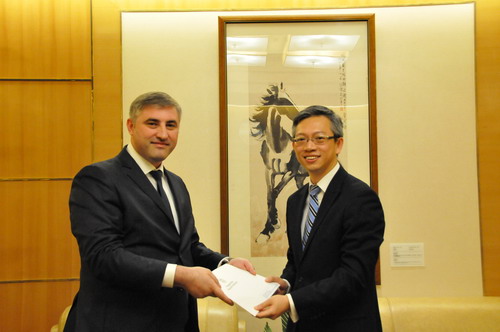 外交部礼宾司副司长王鲁彤分别接受摩尔多瓦印度尼西亚新任驻华大使