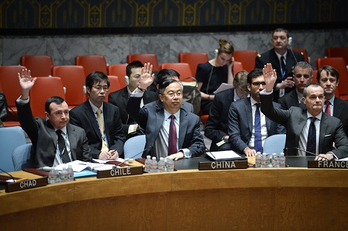 2014年4月10日,在纽约联合国总部,中国时任常驻联合国副代表王民(前排中)就关于在中非共和国部署维和部队的决议草案举手表决。 新华社记者牛晓雷摄