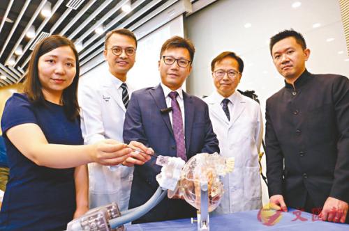 郭嘉威(中)带领的团队开发新型神经外科机器人系统，全球首创可于MRI头部线圈内做脑部手术。港大供图