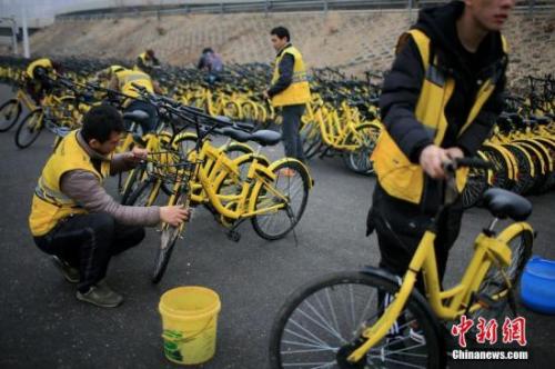  资料图：运维人员在保养单车。中新社记者 佟郁 摄