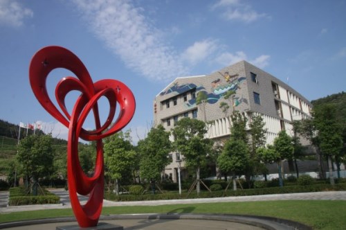 "南京市社会儿童福利院院长朱洪说,摄影大赛不仅展示了职工的文化素养