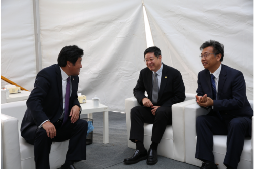 钟玉董事长与工信部装备司副司长杨拴昌,商飞副总经理郭博智交流