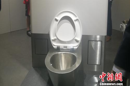 比尔盖茨演讲:比尔盖茨带粪便上演讲台:这是60亿美元/年的市场 图为博览会上展示的厕所。 谢艺观 摄