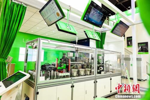 施耐德电气在进博会上展示糖果工厂产线模型