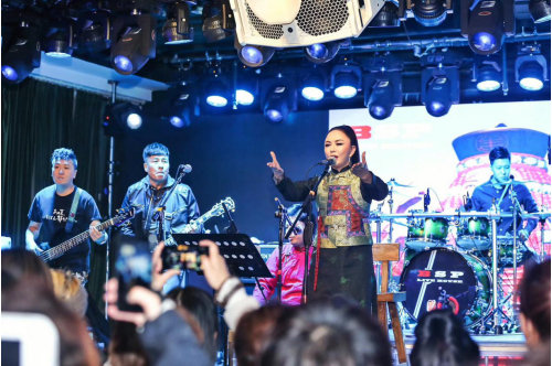 正值冬月首日,"大雪"之夜,蒙古族歌手青格和她的苍狼白鹿乐队给大家