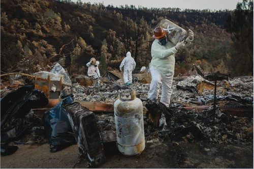 工作人员清理坎普山火灾区废墟中的危险物品（美国《旧金山纪事报》网站）