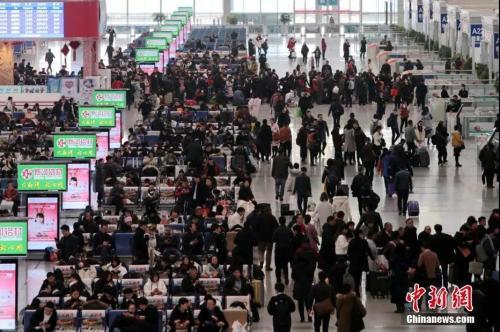 资料图:2018年12月25日,西安北站。中新社记者 张远 摄